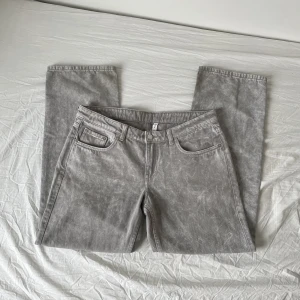 arrow low straight jeans  - Raka gråa mönstrade jeans från weekday, nypris 500kr säljer för 300kr🥰 Endast testade! Storlek W29 L30. Ytterben 93cm, innerben 72cm. kontakta mig om du har några frågor, annars använd "lägg prisförslag" <3