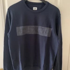 Cp company tröja - Tunn och fin marinblå tröja, perfekt till sommaren. Helt oanvänd och bara hängt i garderoben. Säljs nu för tappat intresse. Vid frågor eller fler bilder så skicka bara ett meddelande!
