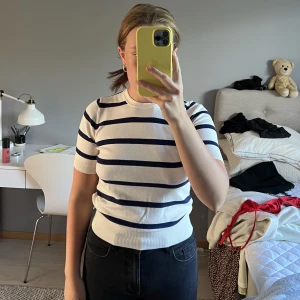 Blå vit randig tröja - Randig topp trekvartslånga armar  50 för tröjan  66kr för frakten 