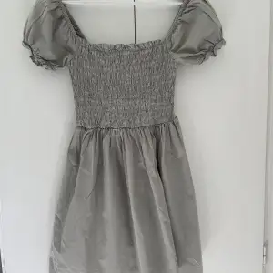 En grå/grön klänning från ASOS. Superfin med puffärmar🌸 storleken är 32 men passar mig som har S i vanliga fall. Nypris 450 kr.