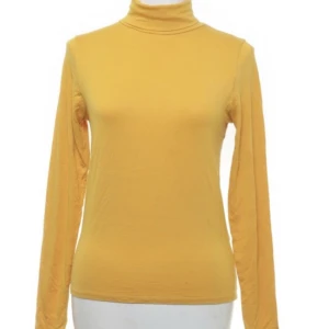 Gul polotröja  - Gul orange polotröja i jersey material. Söt och går att stylea.