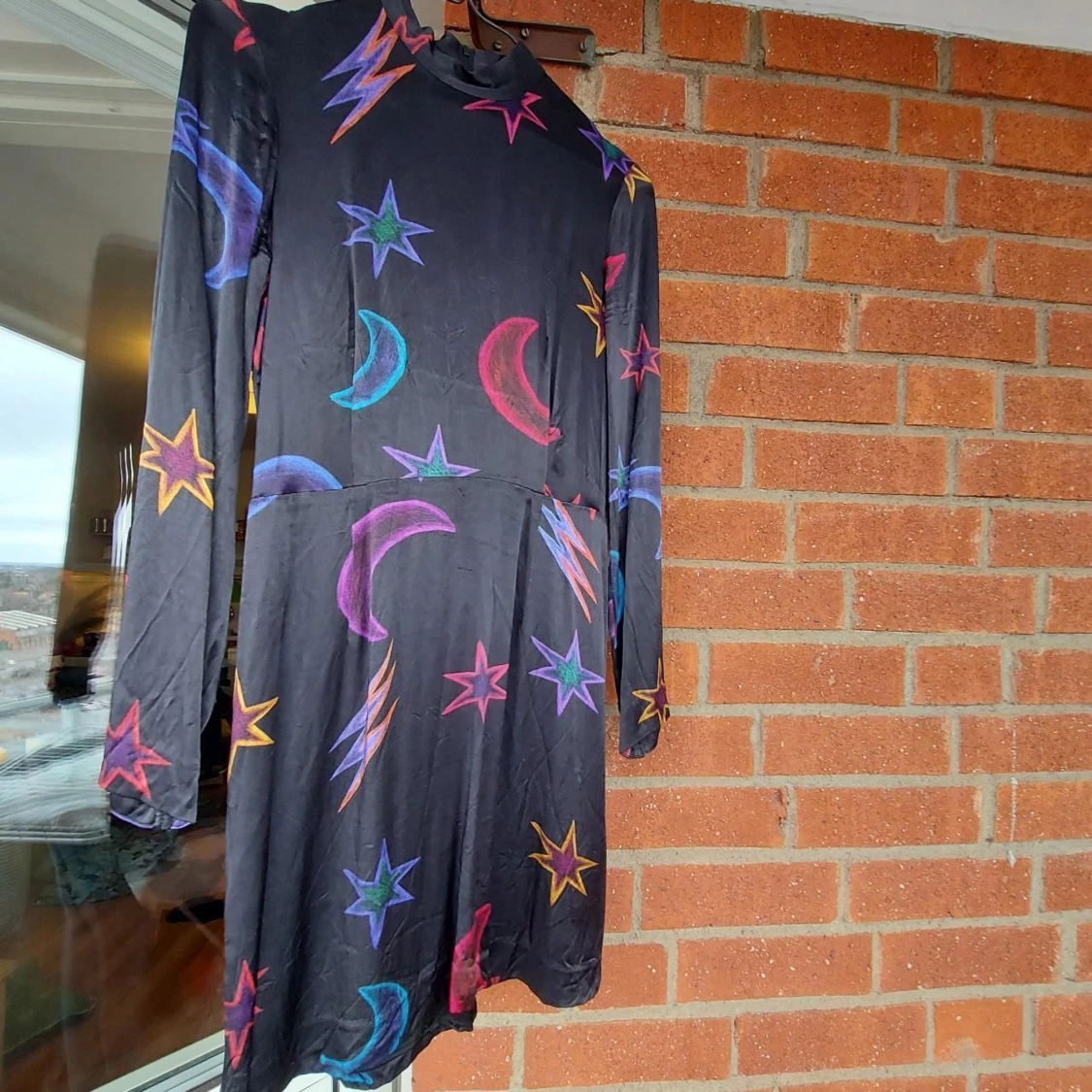 Svart glansig klänning - 90