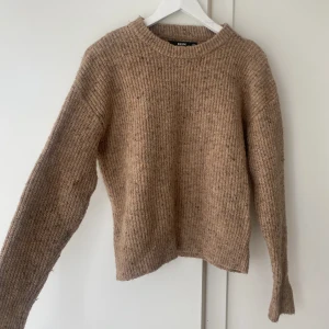 Stickad tröja - Stockad tröja i wool-blend. Passar strl XS - M, beroende på hur oversized modell man vill ha.