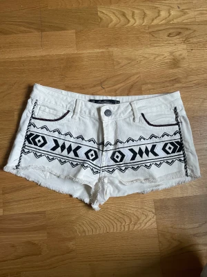 Lågmidjade shorts - Tyvär för små därav säljer jag. Pris kan diskuteras. Tveka inte på att skriva angående frågor!!