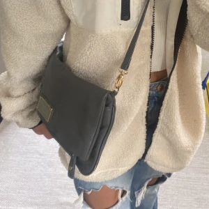 Marc jacobs väska - Säljer min snygga Marc jacobs väska som är väl använd men fof i fint skick, kom privat för frågor etc☺️☺️