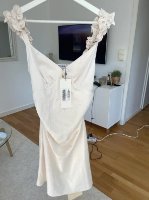 Adoore klänning - Helt oanvänd klänning från Adoore Storlek xs Ordinarie pris 1195 Köparen står för eventuell frakt Finns i Sundsvall 