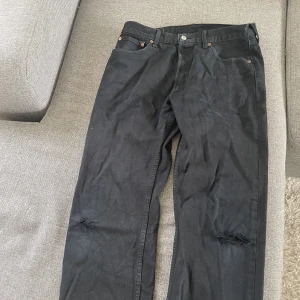 Levis Jeans 501 - Tjena säljer mina Levis 501 jeans som är i storlek 32/32. Har tyvärr fått hål på knäna men inget som inte går att laga!