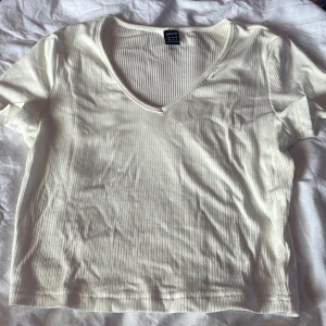 T-shirt - En v-ringad vit t-shirt