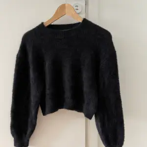 Svarta tröjan är från H&M och är i storlek S  Linen är från Zara och är i storlek S  Båda är använd ett fåtal gånger och använd i jätte bra skick. 