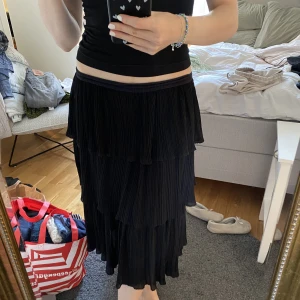 Långkjol - Såå fin volangkjol, jag på bilden är 171cm💕