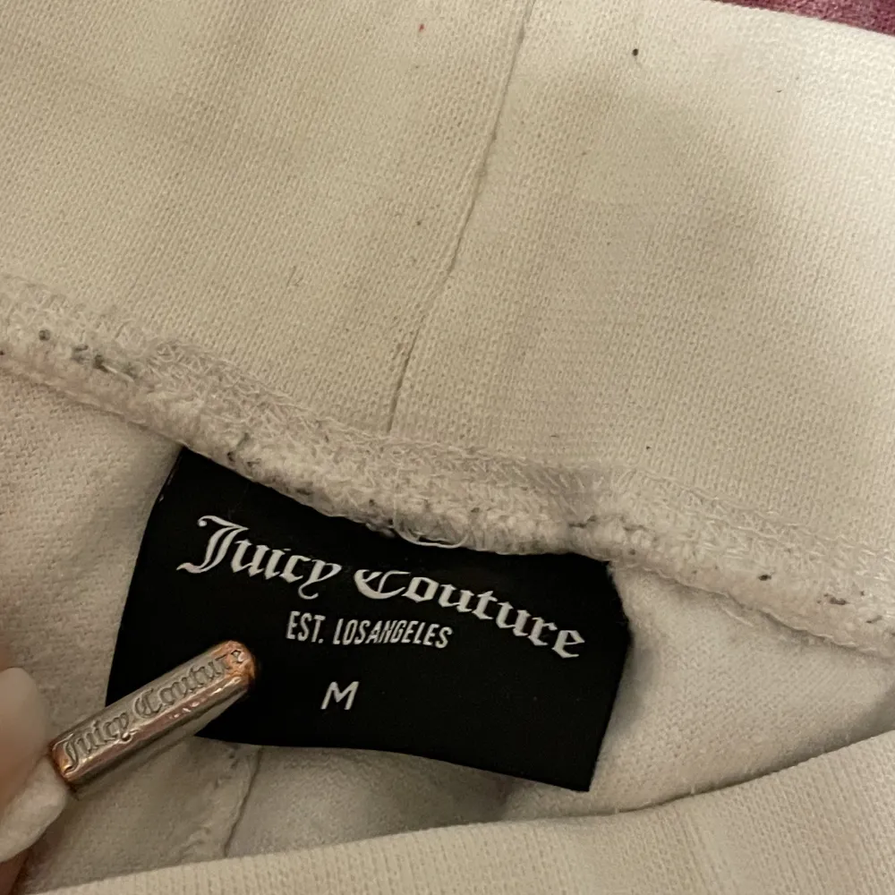 Säljer nu mina vita juicy byxor. Pågrund utav att dom ej kommer till användning. Lite färg har försvunnit på silver detalerna.  Köpt på juicy coutures hemsida. Materialet känns som en handduk . Jeans & Byxor.