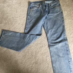 Weekday jeans modell arrow straight blåa säljer på grund av dem sitter lite löst 