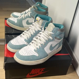 Jordan 1 High Turbo Green🍀 - Säljer nu mina Jordan 1 Turbo green för att dom inte har kommit till användning. Har använt dom ett fåtal gånger så skick är 9/10😁. Priset är inte hugget i sten🙏 Vid mer bilder/frågor skriv till mig!