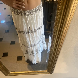 Lång kjol  - Maxikjol med vackra broderier från Zara! Strl xs, helt slutsåld på hemsidan. Med prislapp 🫶🏼 