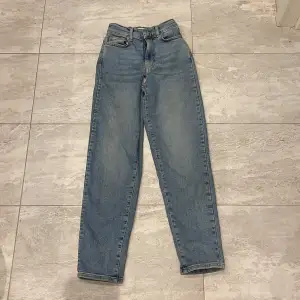 Ett par otroligt sköna jeans köpta på Gina Tricot med en skitsnygg färg och bra passform. Dessa måste jag dessvärre sälja de de inte passar mig så bra. Förhoppningsvis så kommer dessa jeans till bättre användning hos någon annan. Hör av er i sånna fall!🤍🤍