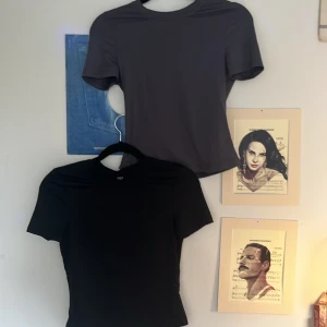 svart & mörkgrå tröja - jag säljer två tröjor som är så snygga på!! Ena är svart och andra är mer åt det mörkgråa hållet, skims dupeee typ hah💞 Billigare pris om man köper båda 💋 50kr/styck, båda: 85 kr 💋