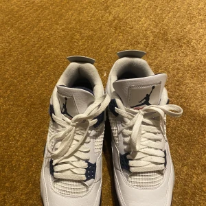 Jordan 4 midnight navy  - Säljer mina midnight navy Jordan 4or, säljer pågrund av att dom ej passade. Skorna är i bra skick använt dom Max 2 gånger. Låda finns har tyvärr inget kvitto. Priset går att diskutera vid snabb affär!