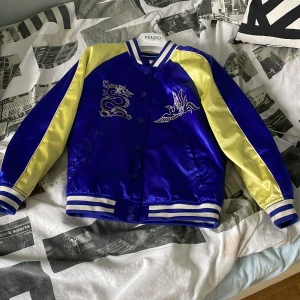 Kenzo kids jacka gul blå - Det här är en kenzo jacka som är 100% äkta. Den är för liten för mig så jag vill sälja den. Den är i perfektion i skick och är inte så änvänd. Köpte denna ny på kenzo.
