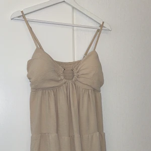 Klänning - Beige klänning onesize skulle säga passar till en m väldigt bra.