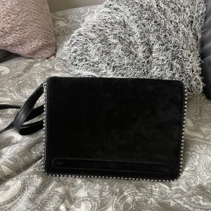 Zara väska - Säljer min rymliga fina Zara väska, då den inte har kommit till användning! Nypris 399kr. priset kan diskuteras!
