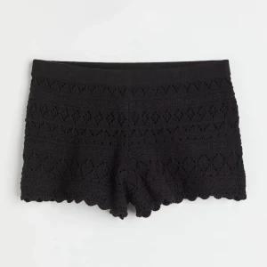 Stickade shorts - Super söta stickade shorts som är perfekta till stranden eller till vardag. Helt slutsålda på hemsidan! Aldrig använda, lappen kvar. Nypris 200kr