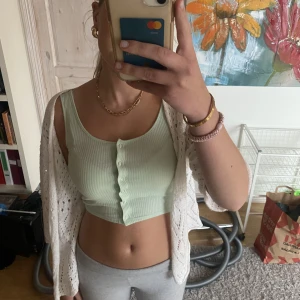 Topp - Topp i jättefin grön färg från hm! 