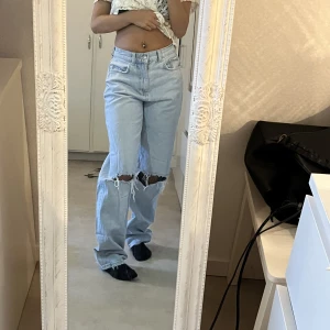 Jeans  - Ett par högmidjade jeans från Gina  med hål🌸 ser typ ut som nya🥰 dom är lite stora på mig därför ja säljer💕innerbensmått 79.5