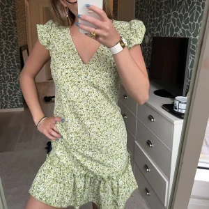 Klänning  - Klänning från en butik i Marbella. Fin grön super skön till stranden. Nypris 400kr 