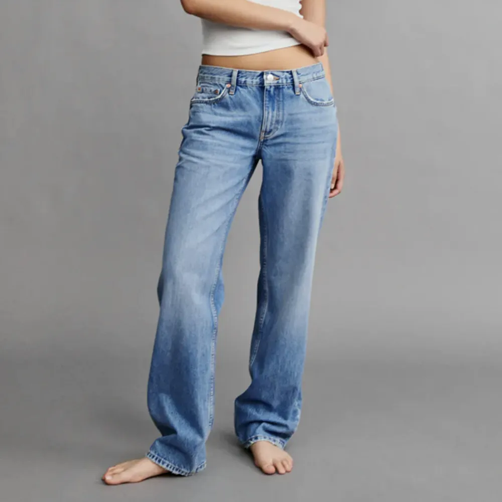 Säljer jeansen då jag inte använder dem. Strl 40, rak modell, sitter perfekt enligt storlekarna.. Jeans & Byxor.
