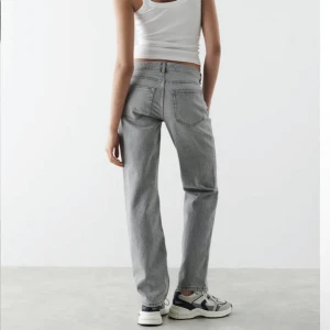 Gina Tricot Straight Jeans - Säljer jeansen i strl 42 då dem sitter för stort på mig.