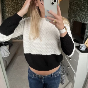 Tjocktröja 🖤🤍 - Super fin tjocktröja från mango!😚