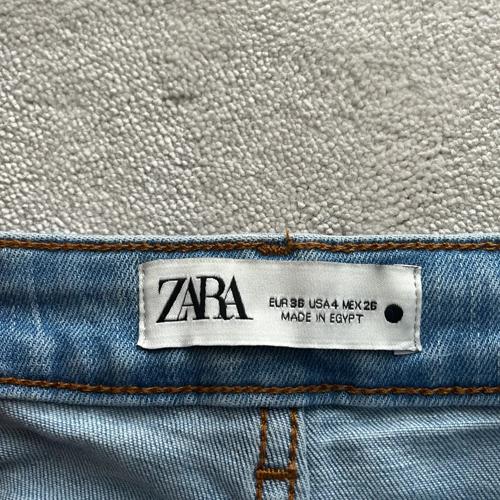 Säljer dessa trendiga Zara jeans i modellen ”Bootcut”. Endast använt ett fåtal gånger och passar perfekt nu till sommaren. Säljer pga att dem är för små. Är i storlek 36 och passar bra i längden till 170 cm.Köparen står för frakten.(Dm för fler bilder)💕💕💕. Jeans & Byxor.