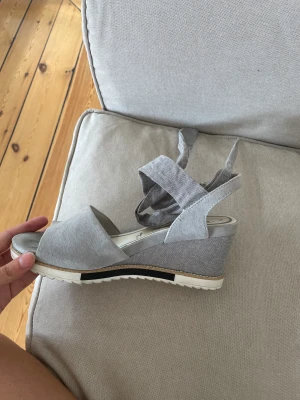 Sandaler gråa - Gråa kilklackar. Felfria