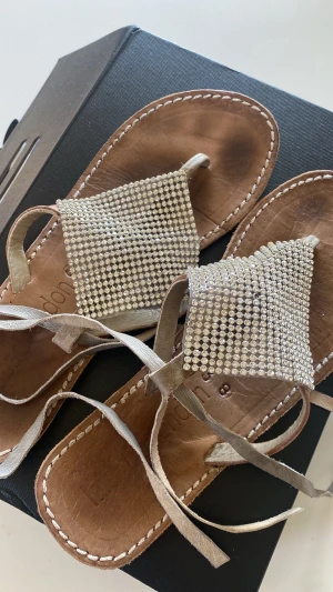 Sandaler - Inköpta från raglady. En sten i mitten saknas, se bild.