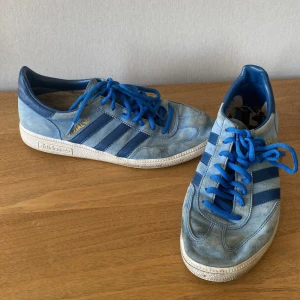 Adidas - Spezial  - Blå adidas skor i modellen Spezial.  Skorna är använda men i bra skick.  Storlek: 41 