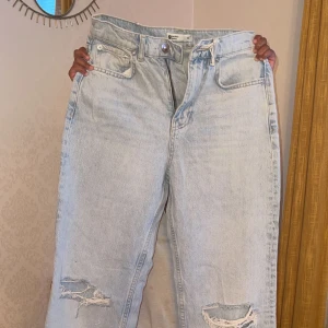 Jeans  - Har aldrig använt den. Den är storlek 34 och har jätte bra kvalitet.