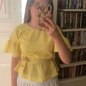 Söt blus - Säljer denna oanvända söta blus då jag aldrig har använt den och den börjar bli för liten 💕 inga skador eller fläckar, skriv vid frågor eller intresse 💕