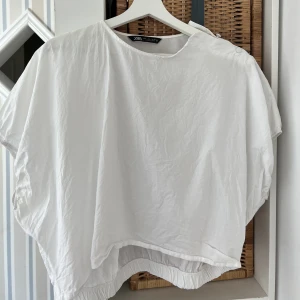 Blus  - Vit zara blus  Storlek L men skulle säga M 