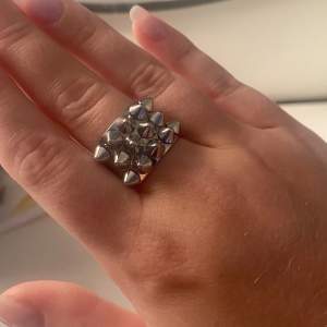 Populära edblad spike ringen, använd fåtal gånger❤️ Storlek 17.5, alltså M, men ja har ganska små fingrar o den passar på mig! Kostar 399 ny, säljer för 280