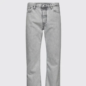 Ljusgrå Hope Jeans - Ljusgråa Hope jeans i modellen rush. Sjukt sköna och snygga men lite för stora på mig. Kontakta mig så skickar jag bilder på dom.