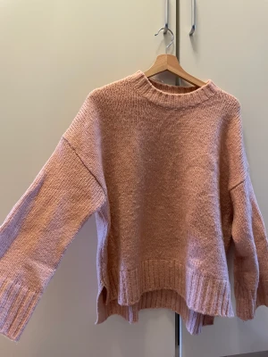 Tröja  - Tjocktröja, med slits på båda sidorna 