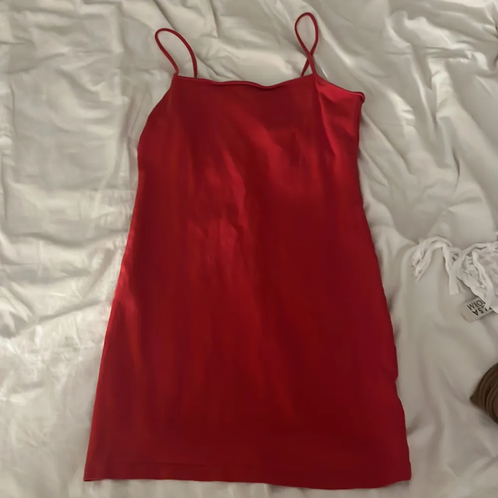 Röd kort klänning . Klänningar.