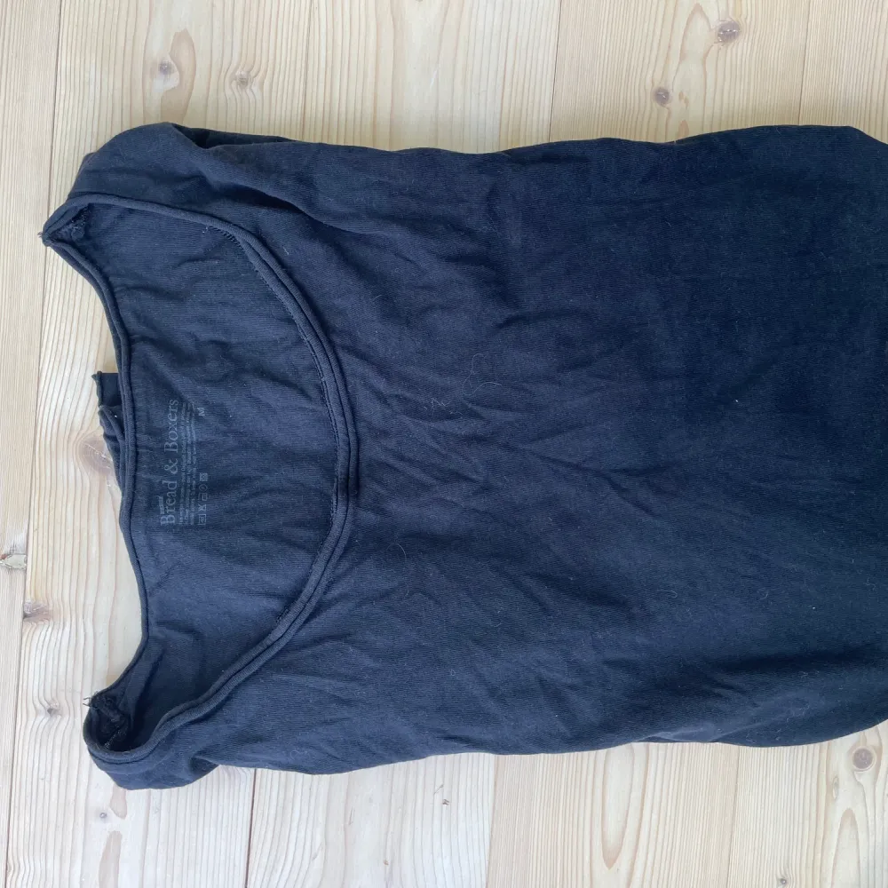 Jätteskön svart tröja från Bread & Boxers. Den är använd men inga skador eller slitningar. Nypris 399 kr. Tröjor & Koftor.