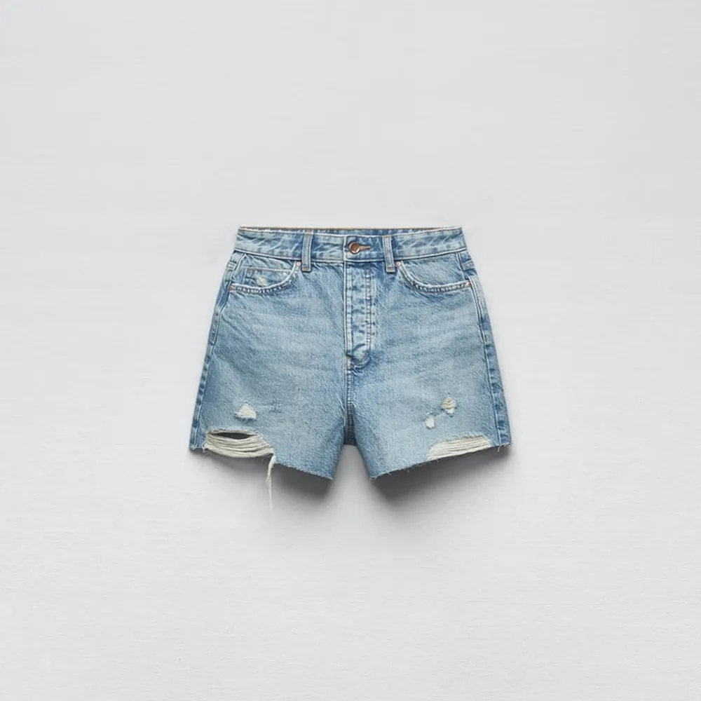 Snygga jeansshorts som är i nyskick från Zara, använda en gång 💗. Shorts.