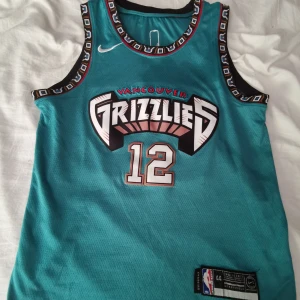 Retro Memphis Grizzlies Ja Morant - Skick: 9/10, storlek medium, pris: 500kr, DEN ÄR ÄKTA, om det är några frågor eller om man vill ha mer bilder är det ba o skriva, pris går att diskutera