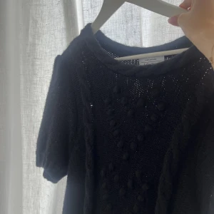 & other stories tröja  - En så fin oandvänd stickad tskirt tröja från &other stories. Pris kan diskuteras. 