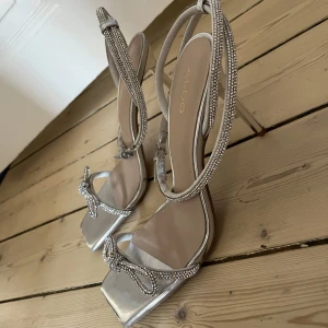 Festklackar från ALDO - Säljer mina fina klackar från ALDO då de inte kommer till användning. Har endast använt de en gång. Storlek 39. Nypris: 689