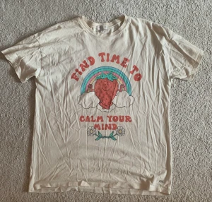 T-shirt med print - Beige t-shirt med print från Pull & Bear 💗 Oversized storlek S:)