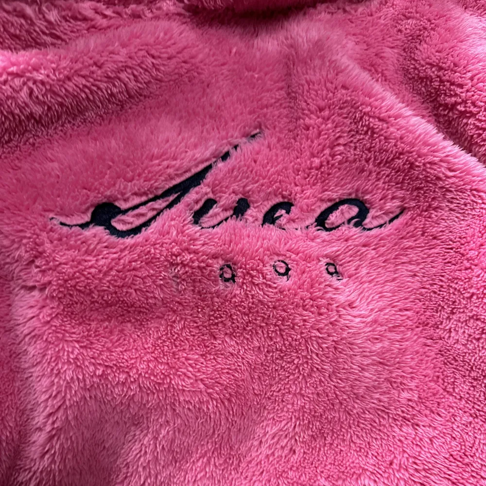 Rosa fluffig Svea hoodie. Oversize på mig som har XS. Köpt för flera år sedan och har använt den typ en gång sedan dess. Frakt ingår inte i priset. . Hoodies.