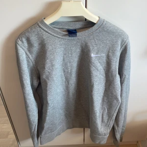 Nike sweatshirt  - I mycket gott skick, inga märken på användning. Nypris: 650